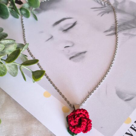 Colar Curto com Pendente Rosa
